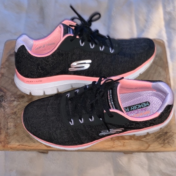 Woman’s Skechers memory foam - Picture 5 of 7
